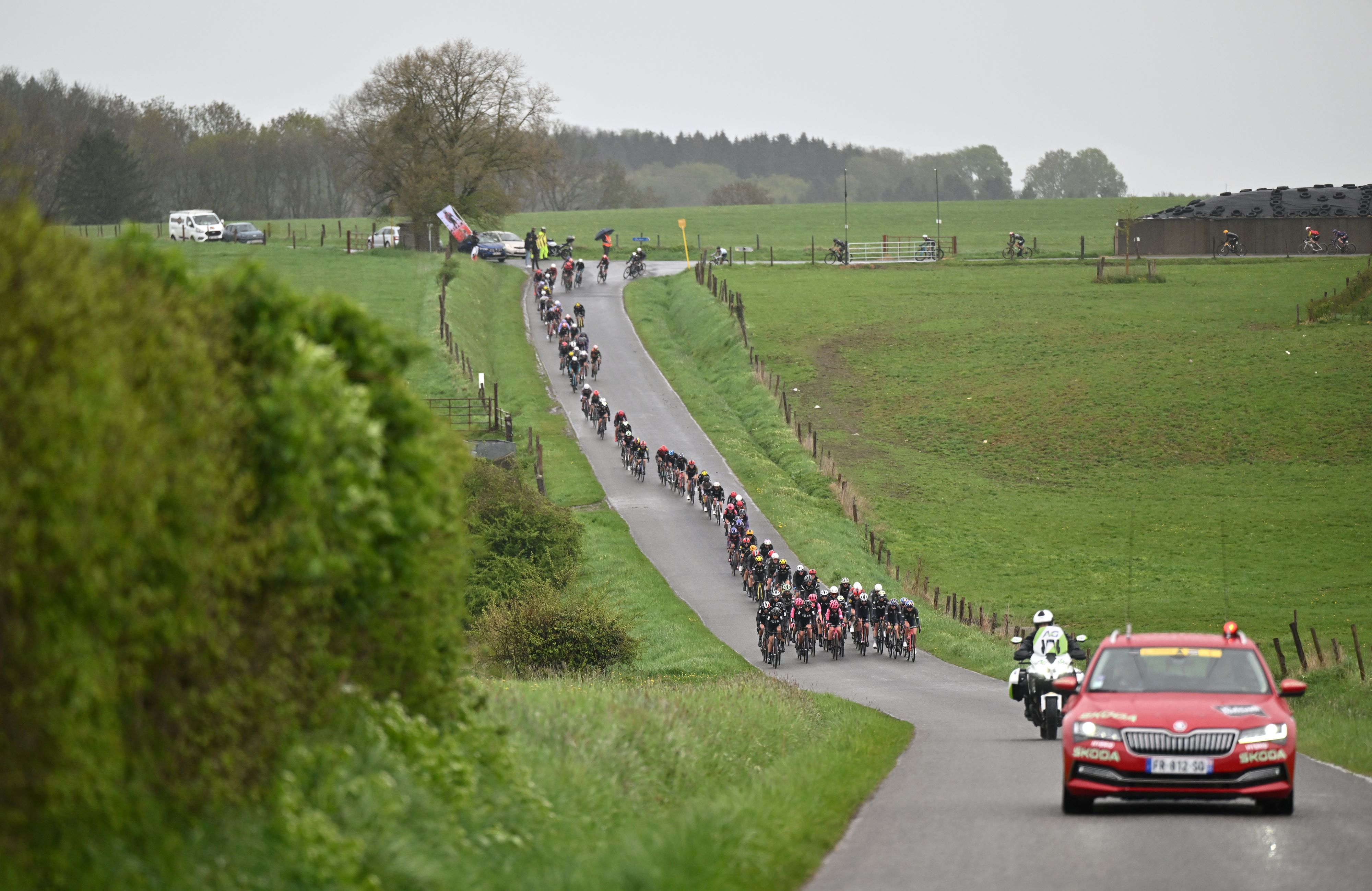 The peloton in bits as the weather bites at La Fleche Wallonne Feminine 2025