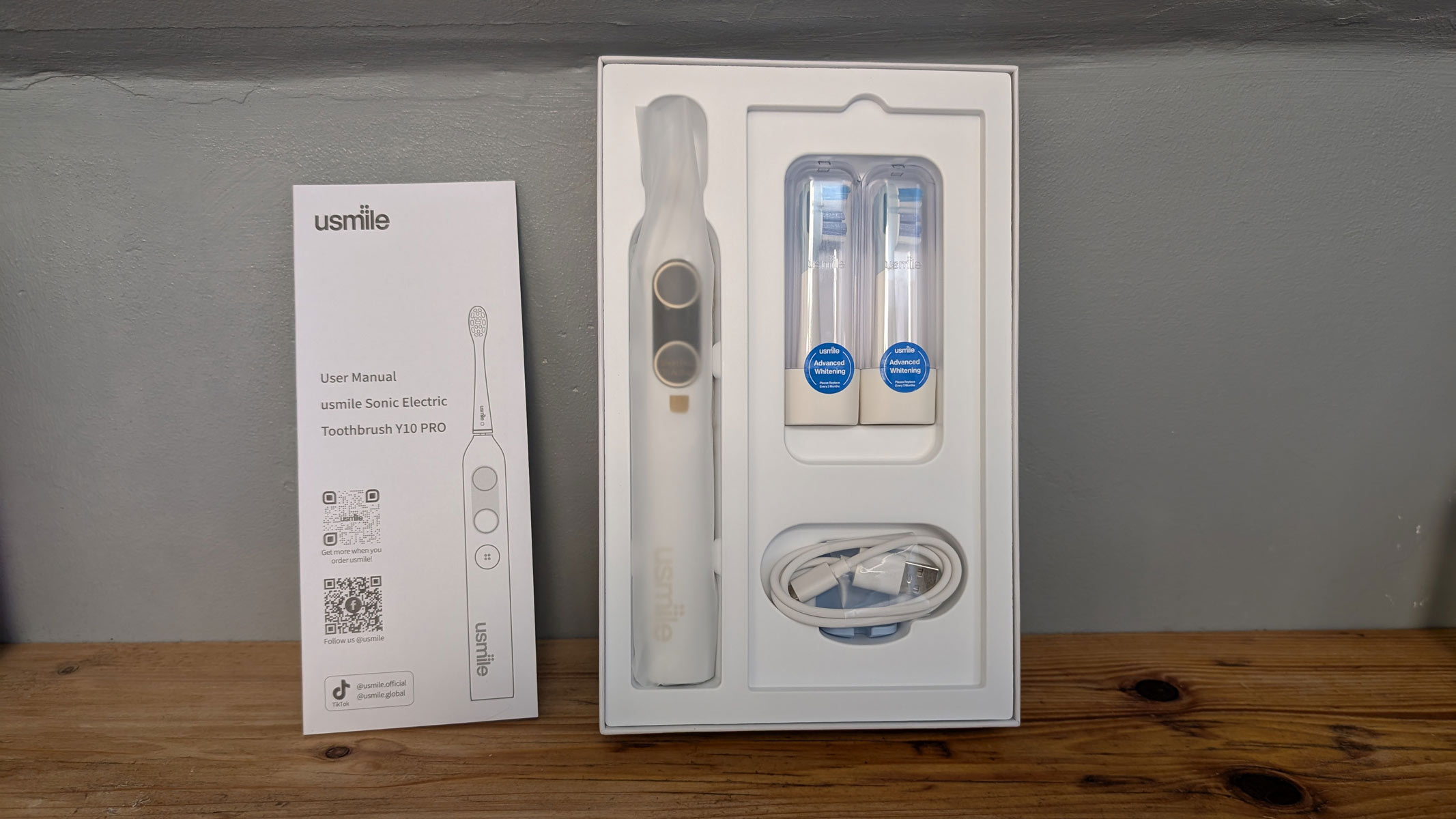 usmile Y10 PRO electric toothbrush, manual, charger and spare brush heads in a box