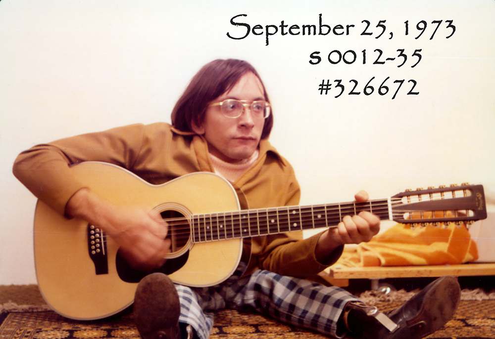 G. Scott Robinson playing his Martin S 00 12-35