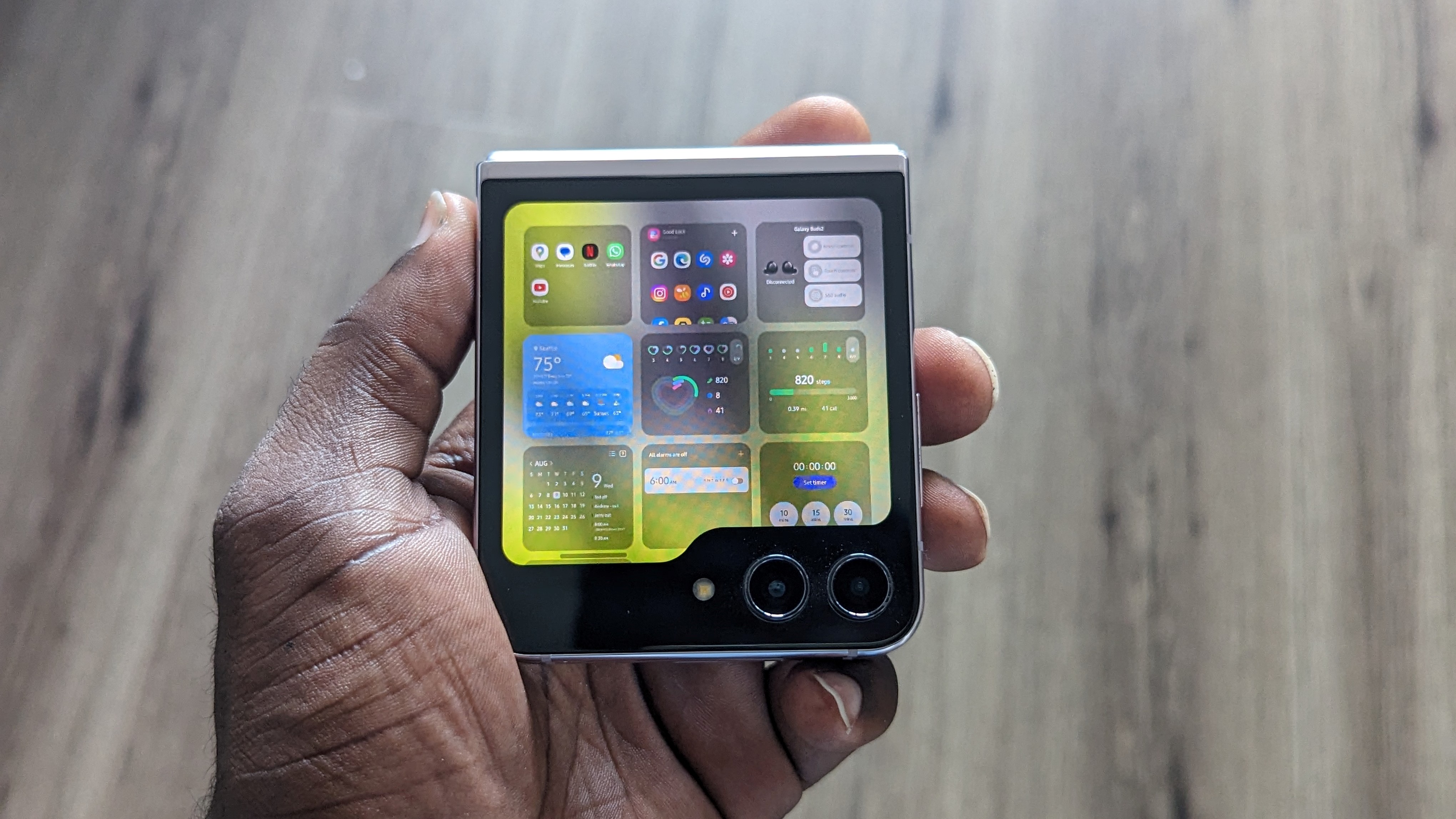 Samsung Galaxy Z Flip 5 cover screen widget view
