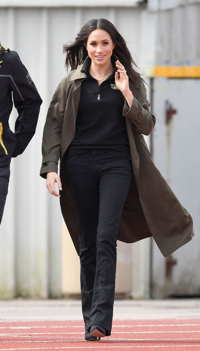 Clothing, Fashion, Outerwear, Leg, Footwear, Street fashion, Fashion model, Jeans, Thigh, Waist, 