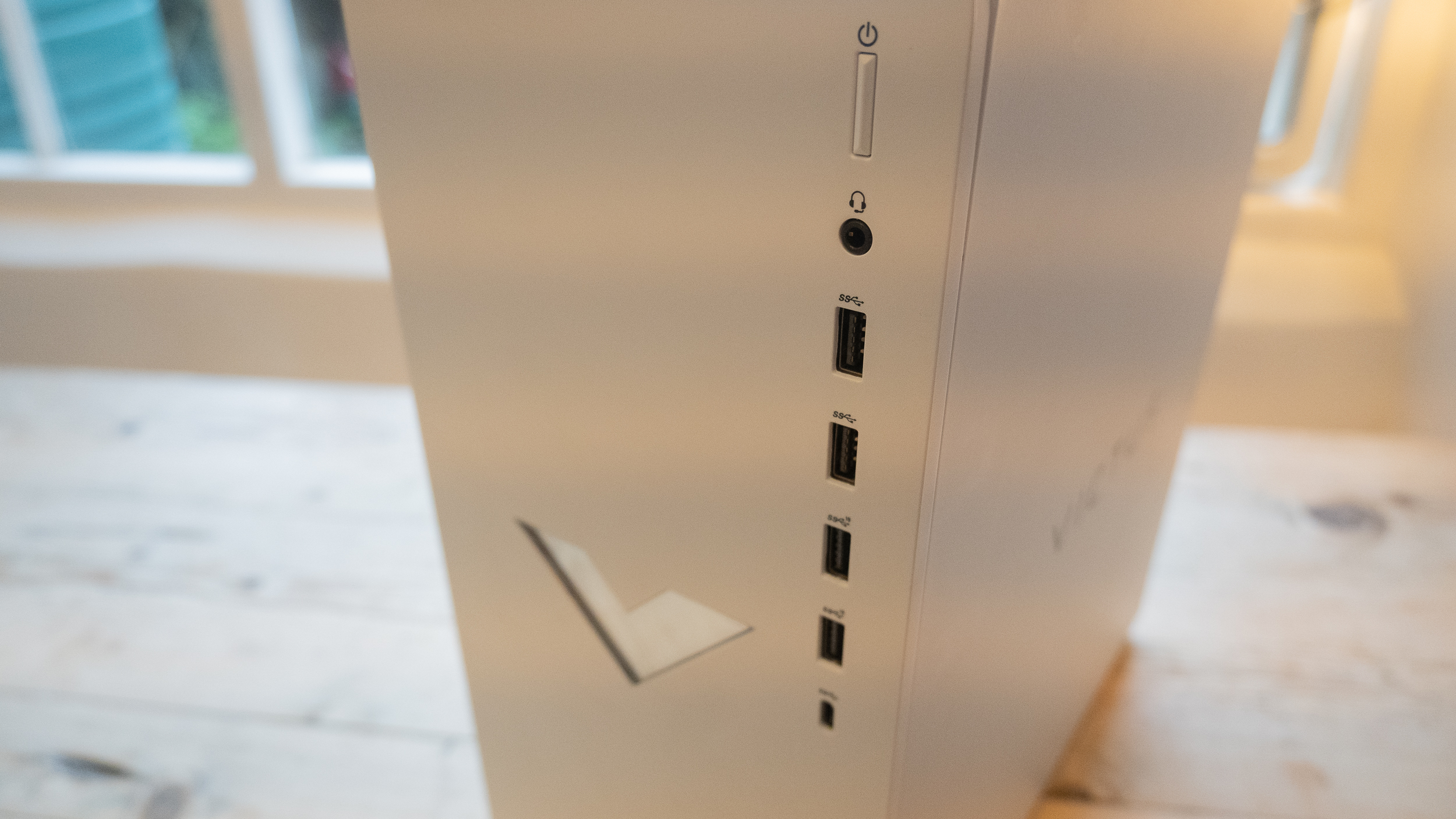 AN HP Victus 15L gaming PC sitting on a table