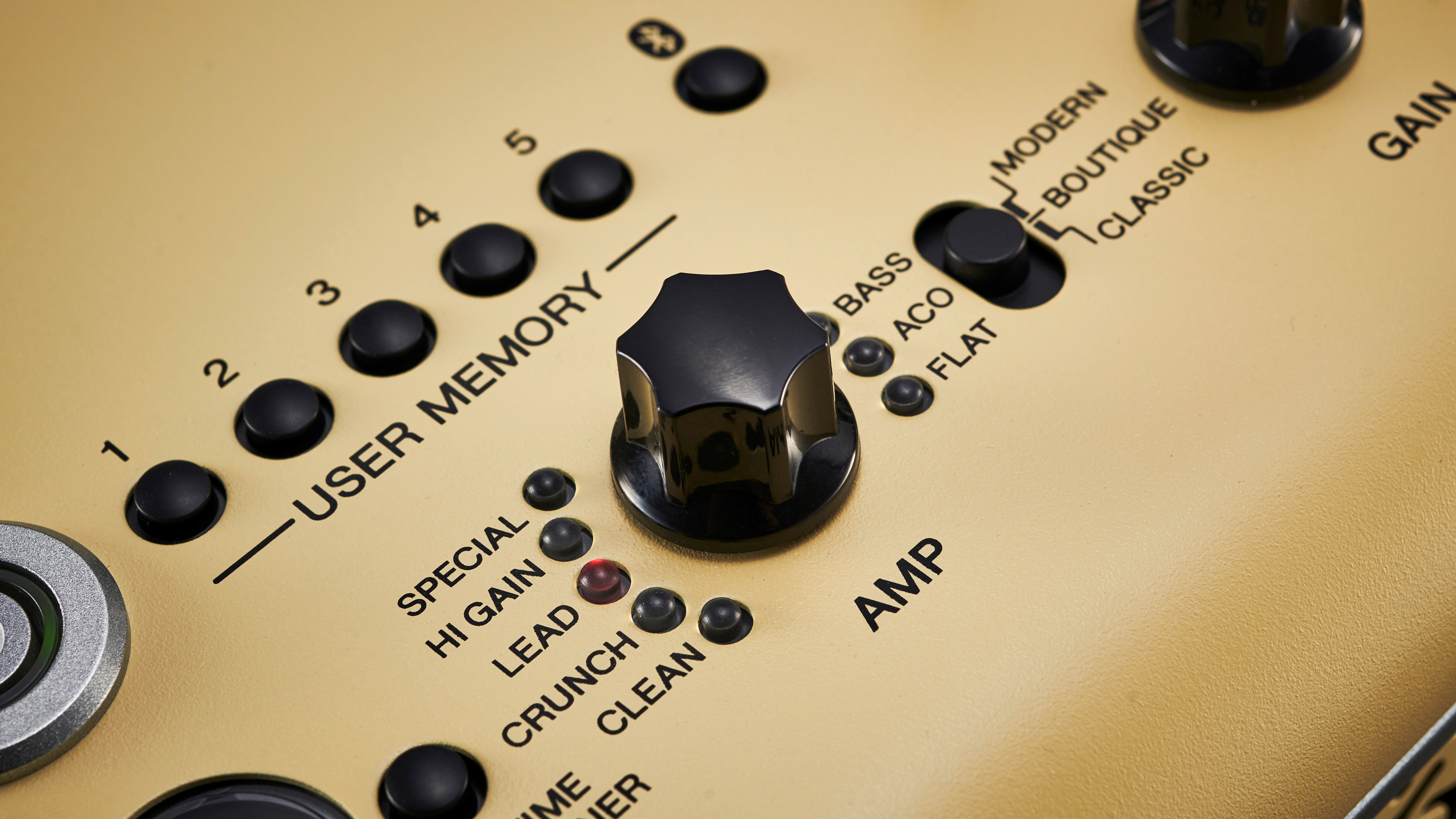 Close up of the Yamaha THR30II control dial