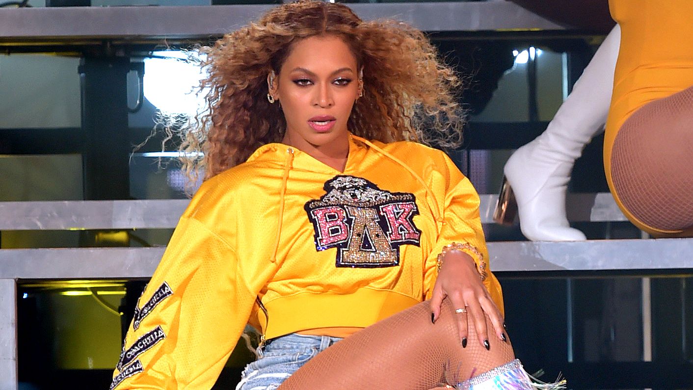Yellow, Orange, Fashion, Leg, Street fashion, Outerwear, Long hair, T-shirt, Thigh, Photography,