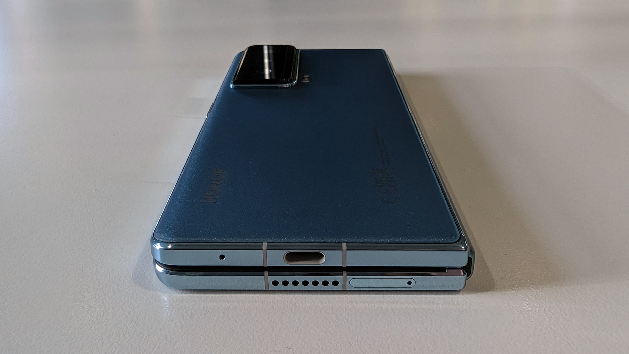Honor Magic Vs hands-on closed USB-C