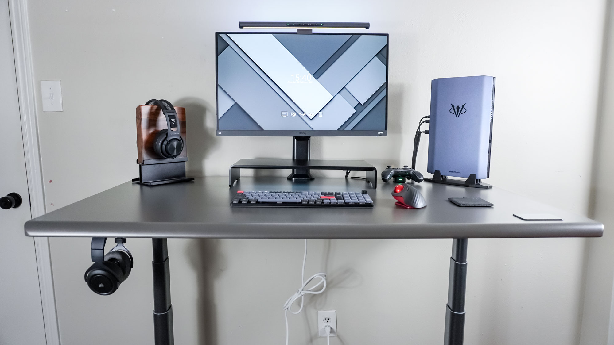 A single monitor desk setup built around the Autonomous SmartDesk 5
