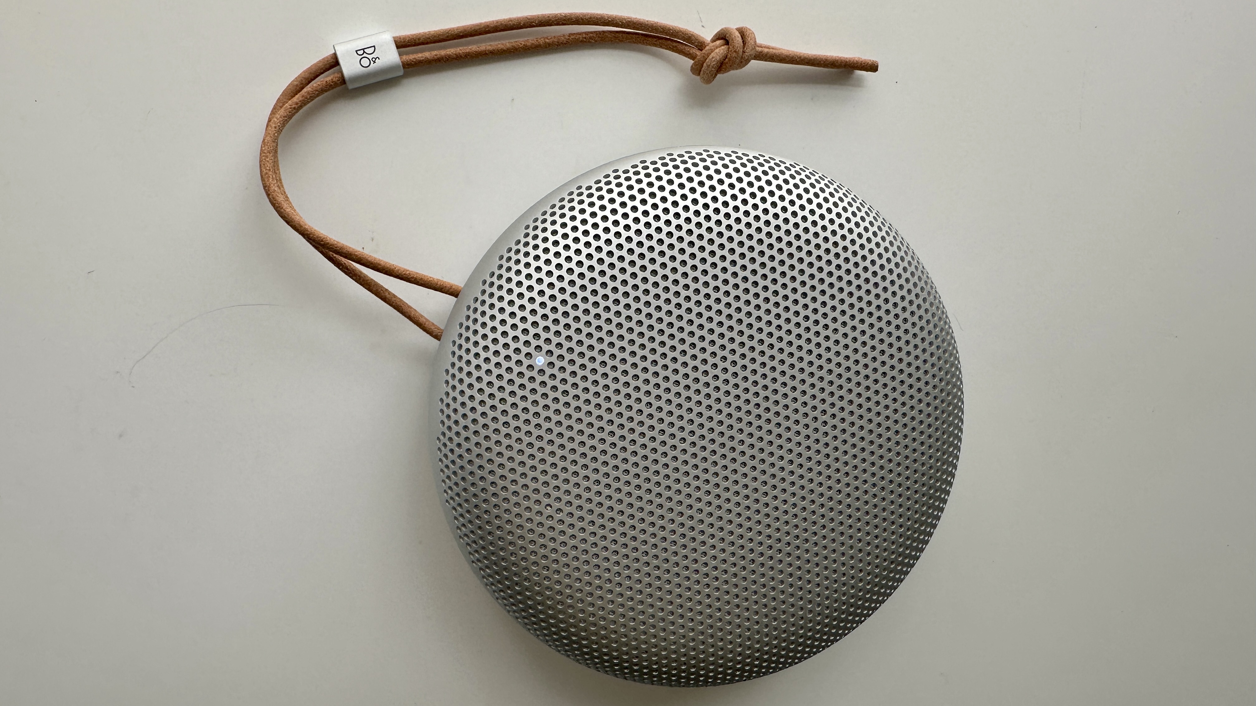 Bang &amp; Olufsen Beosound A1 3rd Generation in silver, on gray table