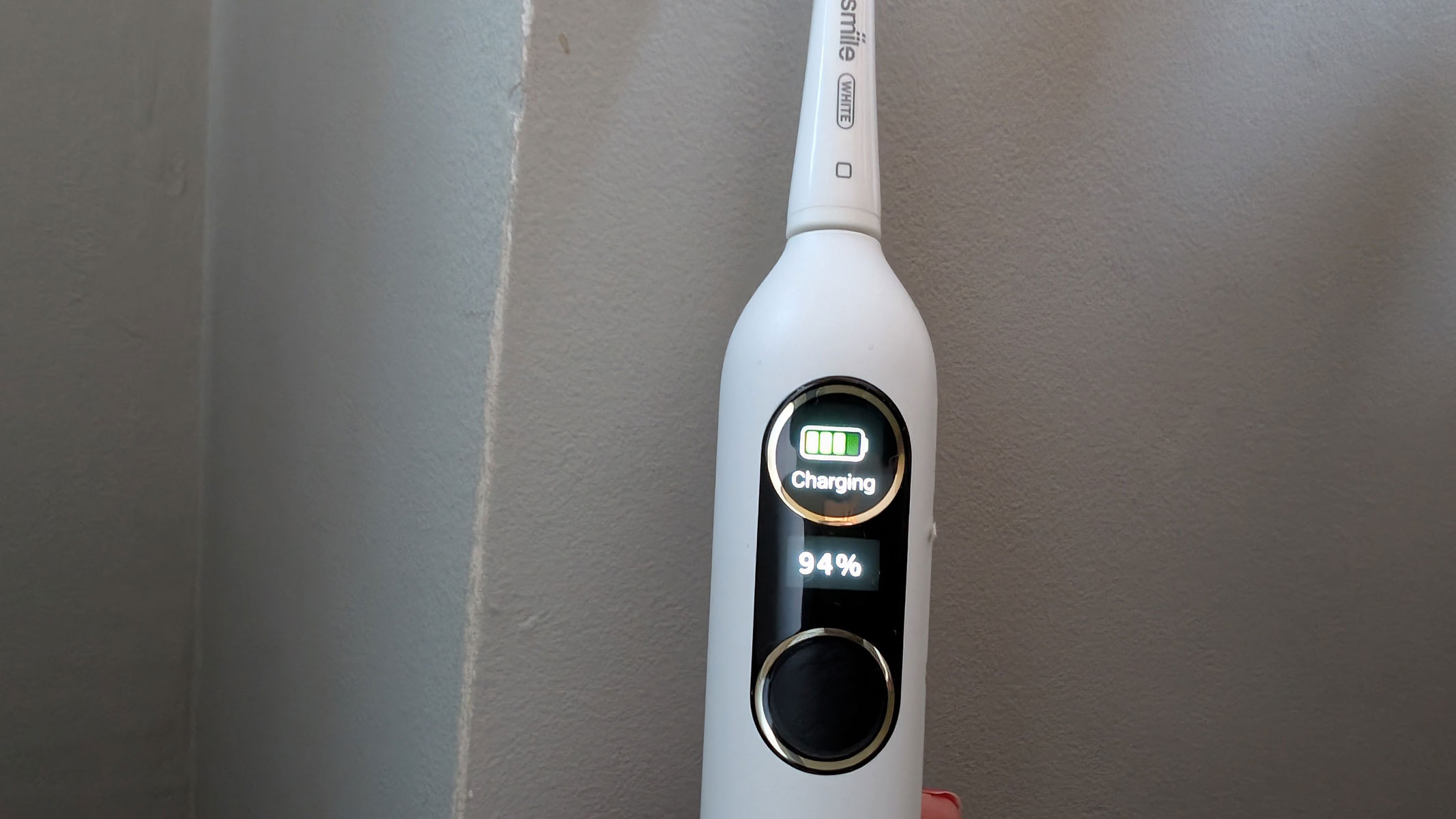 usmile Y10 PRO electric toothbrush, a close-up photo of the charging screen