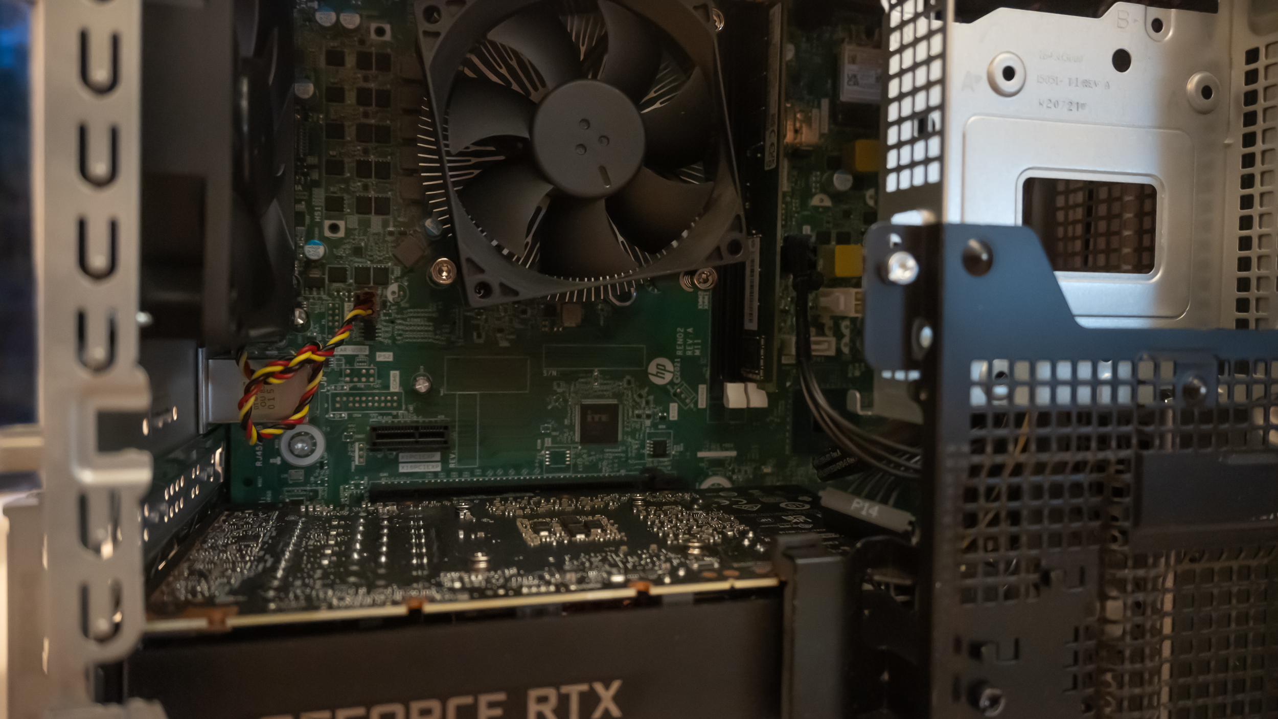 AN HP Victus 15L gaming PC sitting on a table
