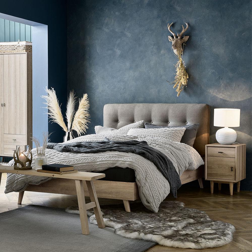 bedroom with blue textured wall and carpet on floor