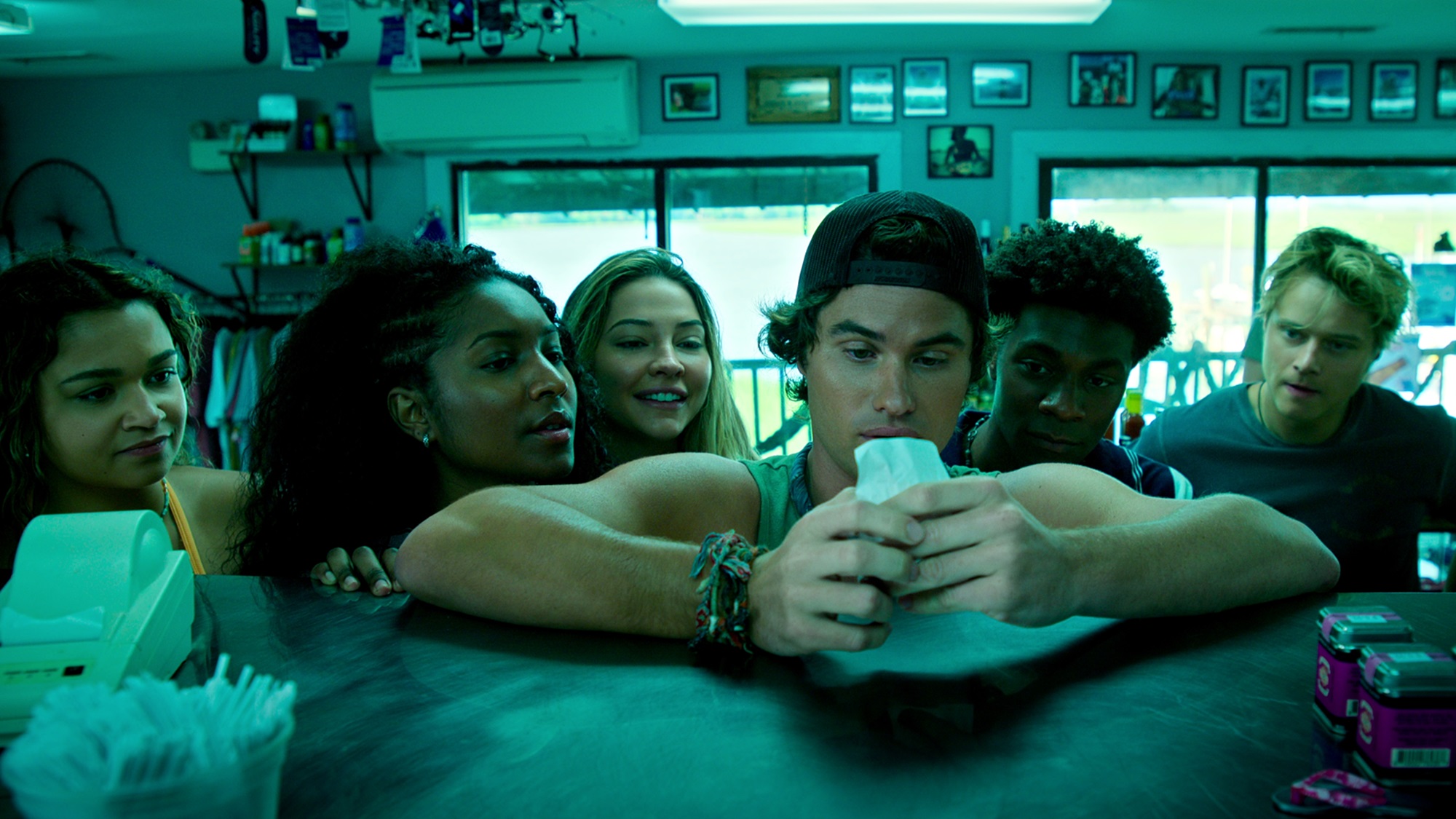 Madison Bailey as Kiara, Carlacia Grant as Cleo, Madelyn Cline as Sarah Cameron, Chase Stokes as John B, Jonathan Daviss as Pope, Rudy Pankow as JJ in episode 401 of Outer Banks.
