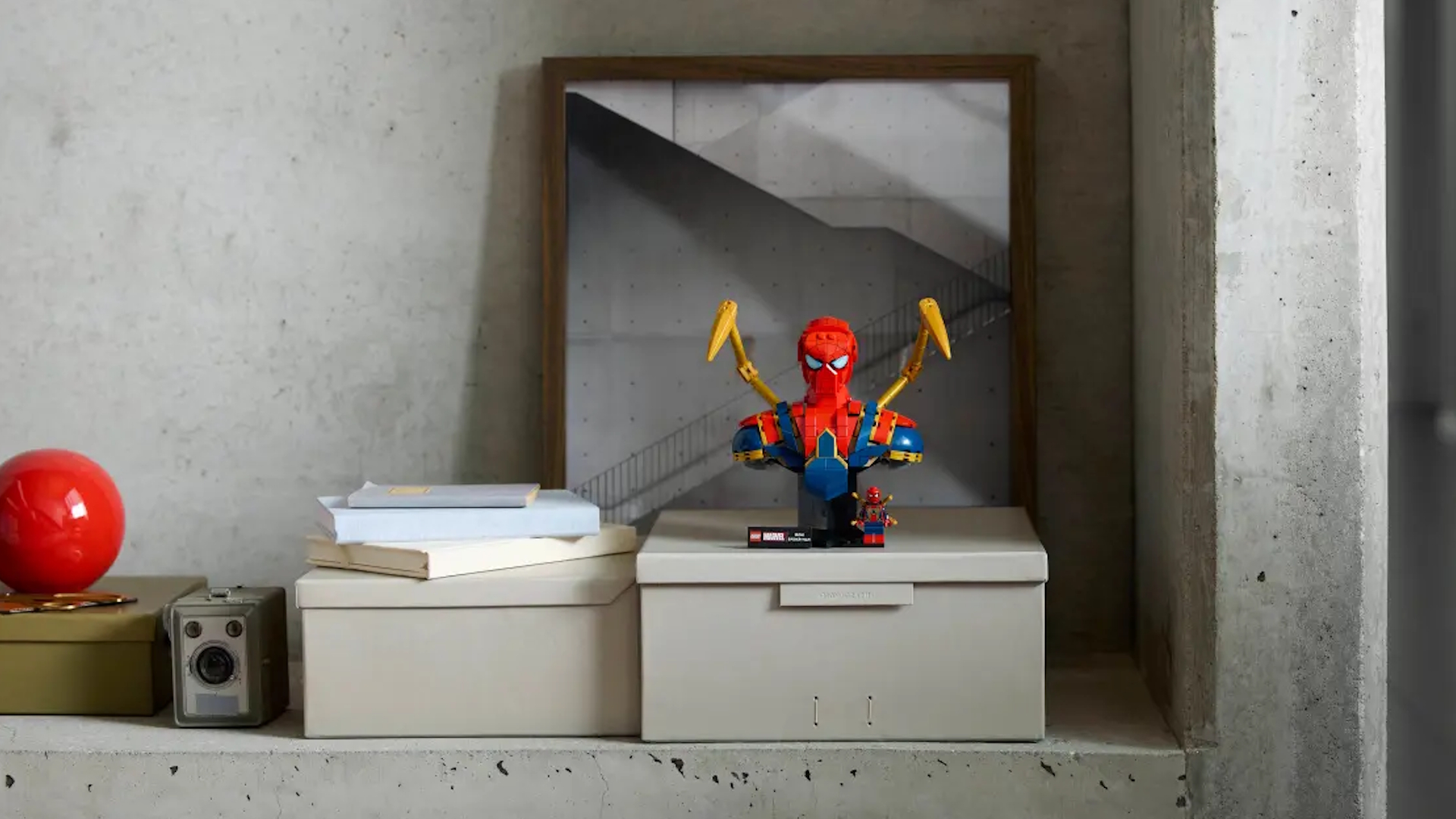 Lego Marvel Iron Spider-Man Bust in situ