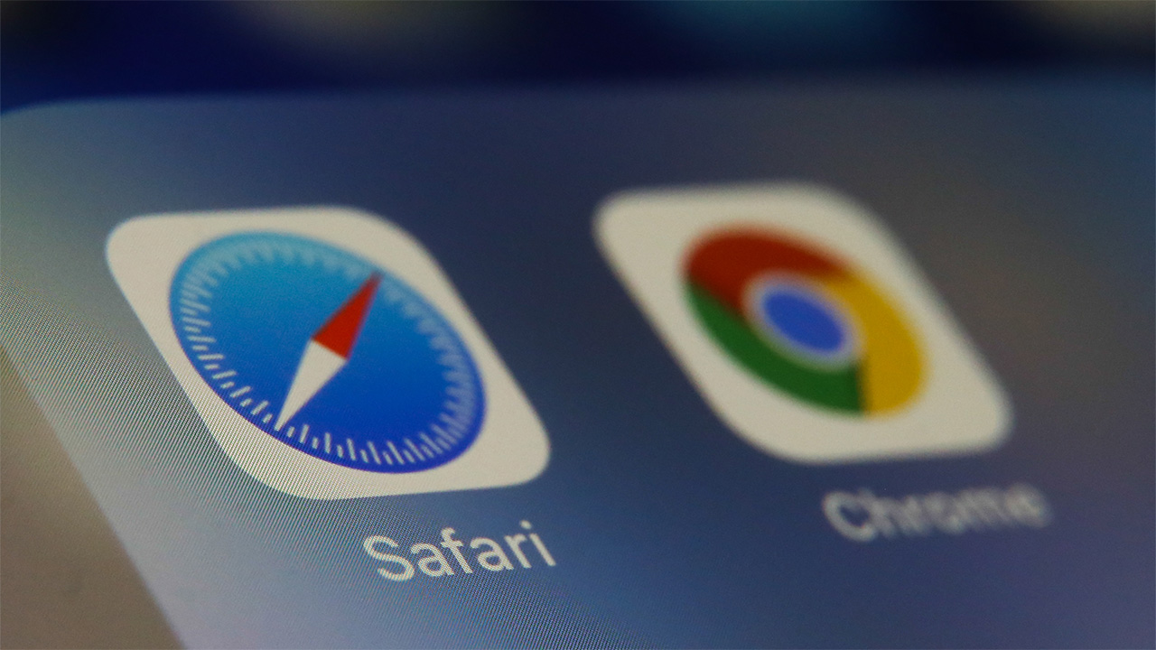 Safari and Google Chrome app icons displayed on mobile screen